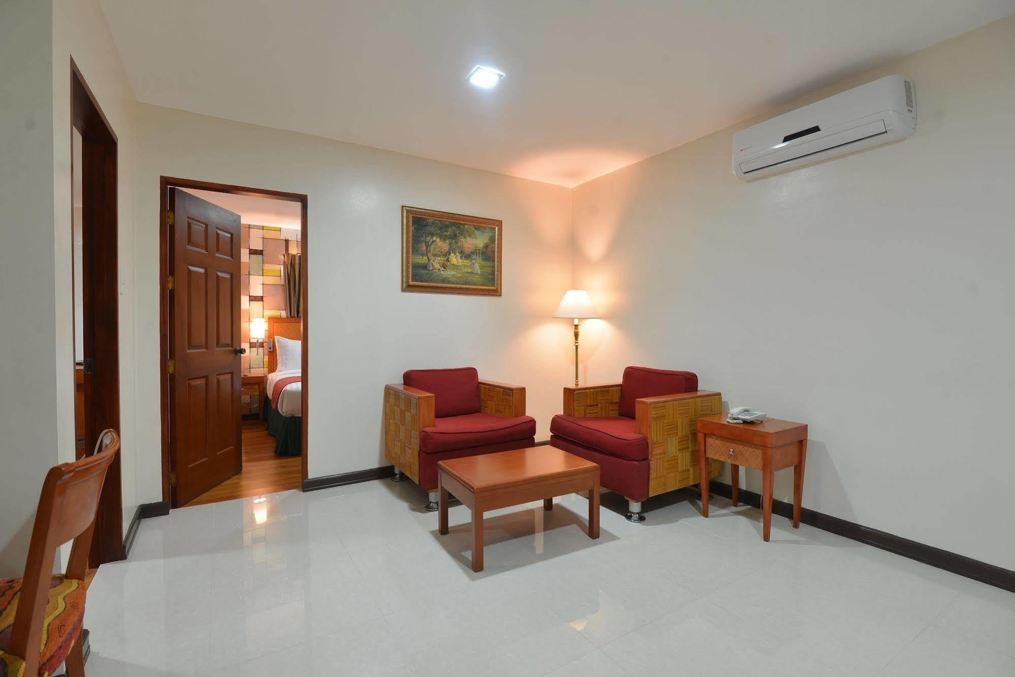 Royal Suites Condotel Kalibo Extérieur photo