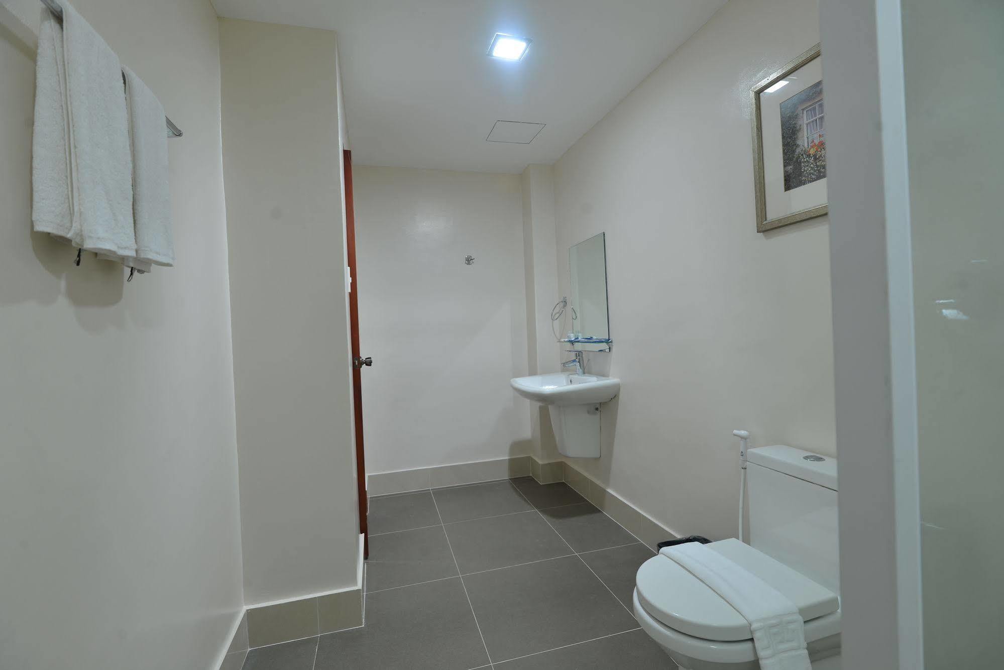 Royal Suites Condotel Kalibo Extérieur photo