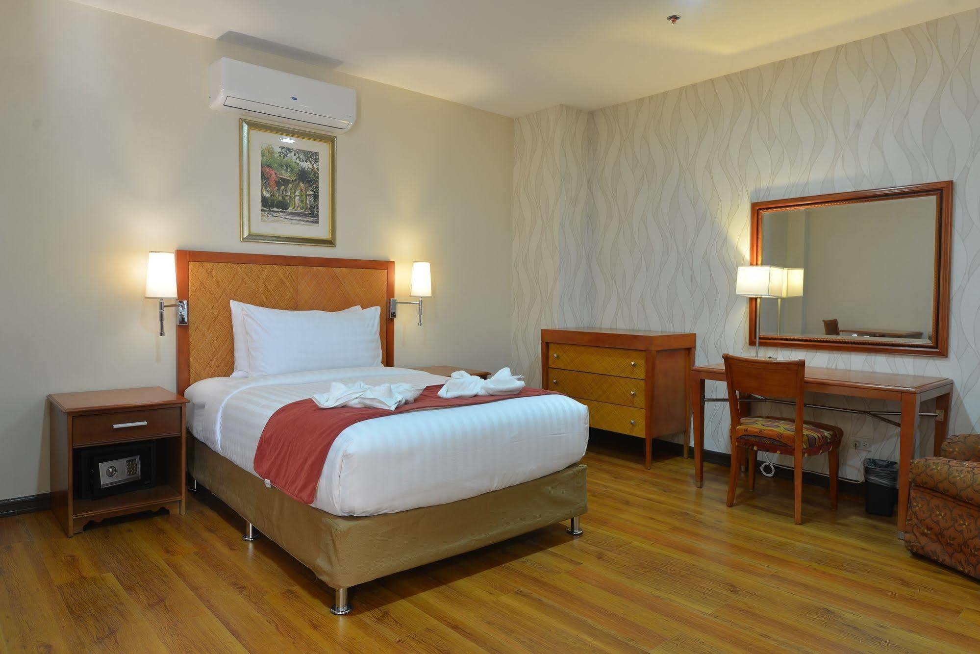 Royal Suites Condotel Kalibo Extérieur photo